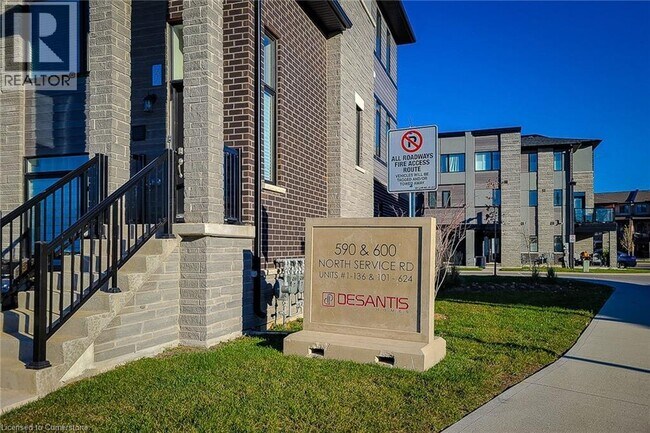 Photo du bâtiment - 600 N Service Rd