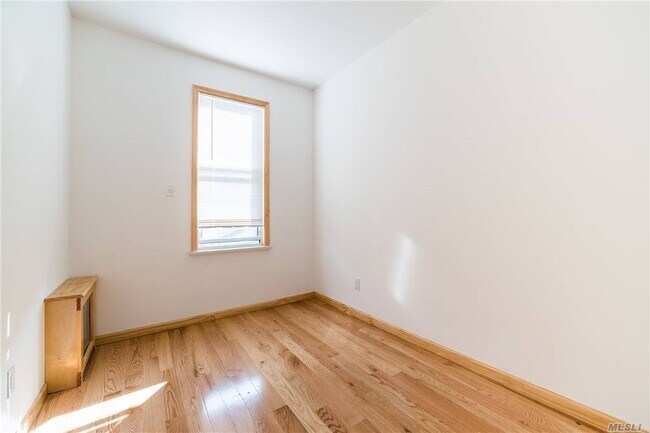 Foto del edificio - 84-33 85th Dr