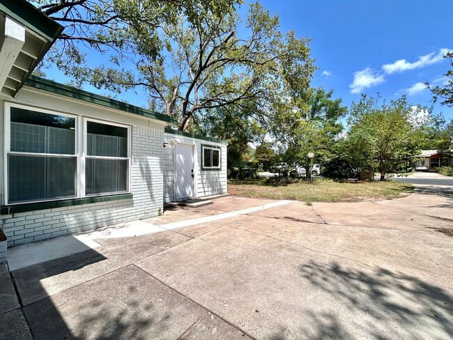 Building Photo - 2309 Devonshire Dr