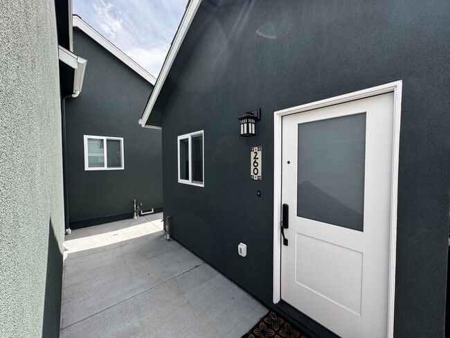 Private Entrance - 260 S Shasta St