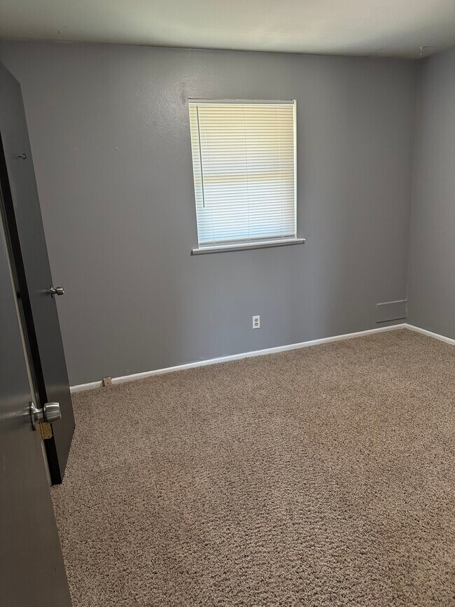 Foto del edificio - 4034 Hooper Dr