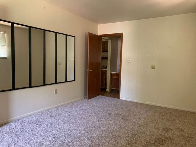 Building Photo - Great Condo Next to CSU