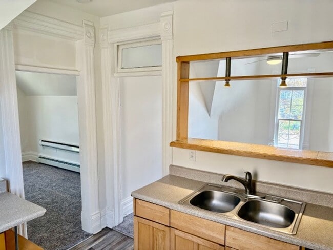 Building Photo - Cozy 1 bed/1 bath upstairs near the heart ...