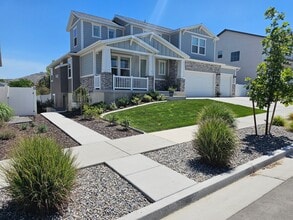 Building Photo - 13067 Twisted Oak Dr