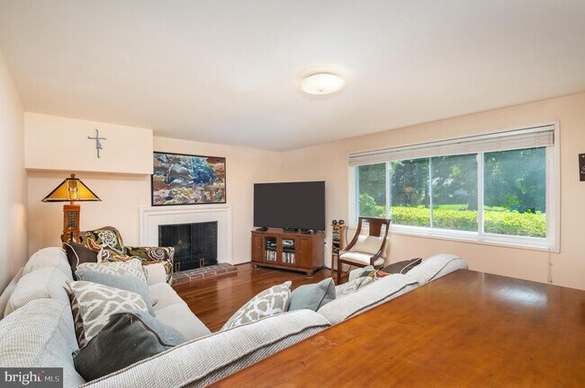 Building Photo - 6914 Rosemont Dr