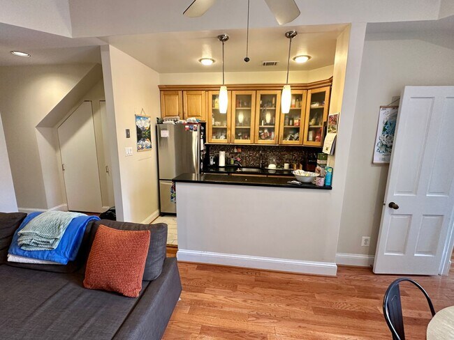 Foto del edificio - Dupont's Tree Lined Church Street 2 bedroom/1Bath Condo with Deck and Parking!