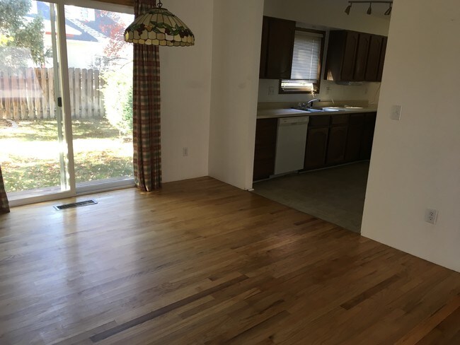 Comedor - 1127 Sunburst St