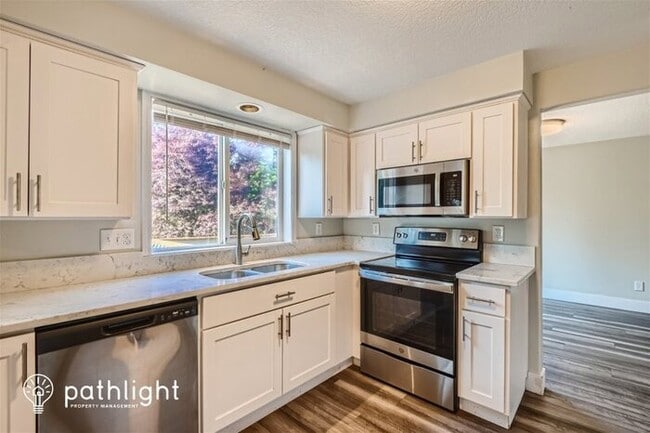 Building Photo - 13911 Southeast Alimaria Drive, Clackamas,...