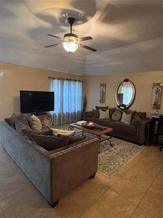 Foto del edificio - 22814 Tree House Ln