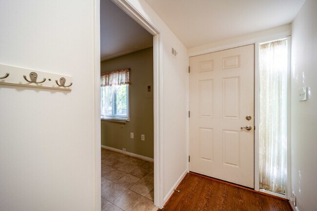 Foto del edificio - Renovated townhouse backing to trees with loads of privacy!