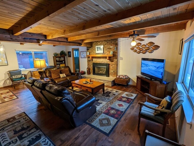 Foto del edificio - Pet friendly 4Bd home for a seasonal lease...