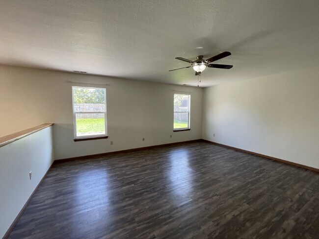 Building Photo - 3 bedroom 2 bathroom ranch-style home in t...