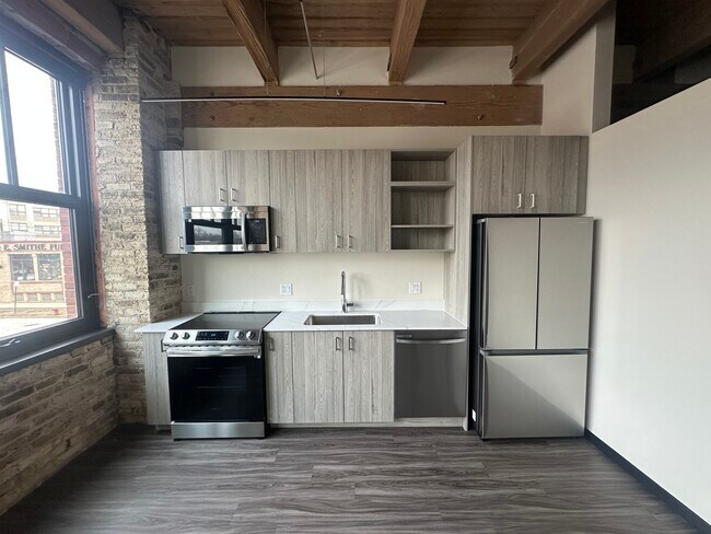 Building Photo - 2032 N Clybourn Ave