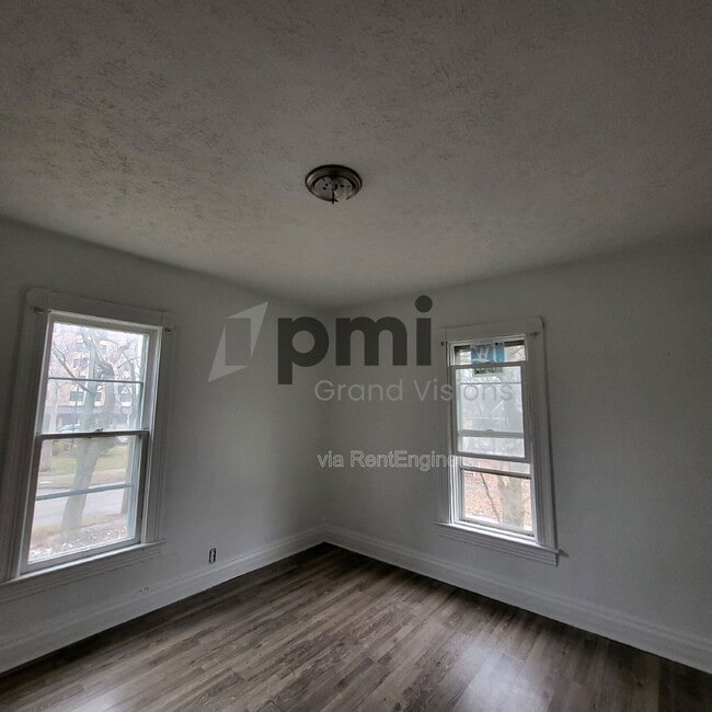 Building Photo - 895 W Leafland Ave