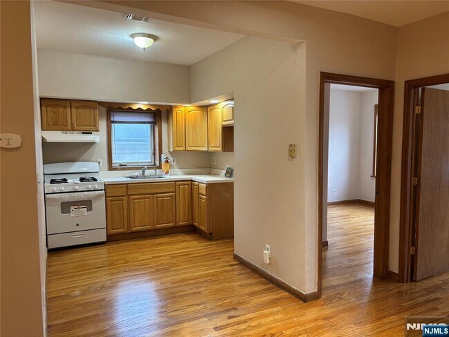 Building Photo - 121-123 Ridge Rd-3-3