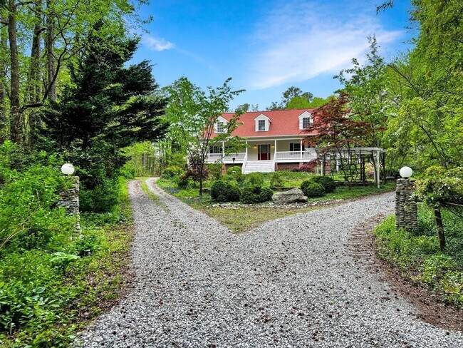Building Photo - Secluded Near West End 5 bedroom