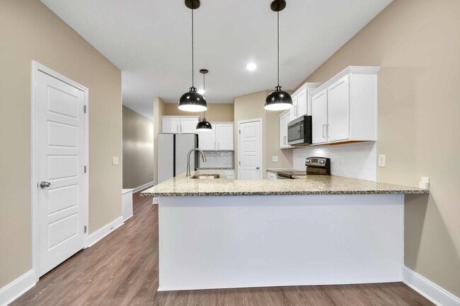 Building Photo - Two Bedroom Townhouse!