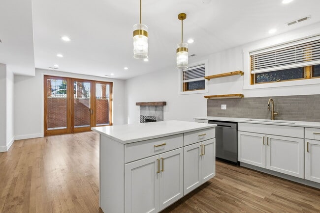 Building Photo - 943 N Leavitt