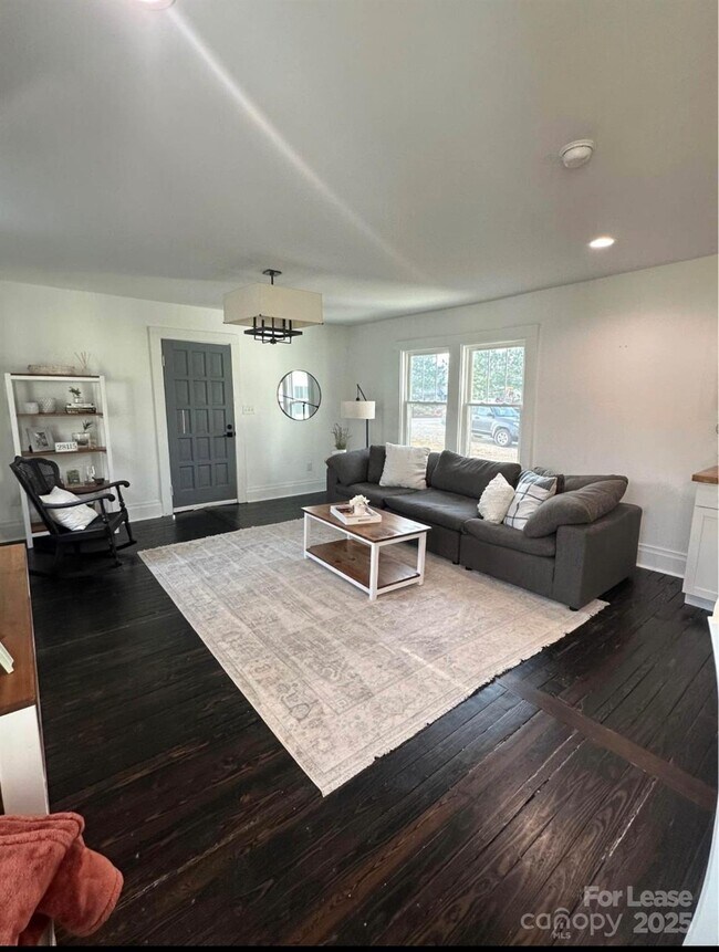 Foto del edificio - 135 Estelle Rd