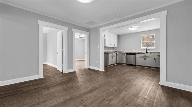 Building Photo - 113 E Kosse St