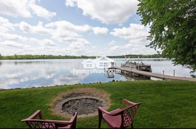 Building Photo - Beautiful Lakefront, Furnished