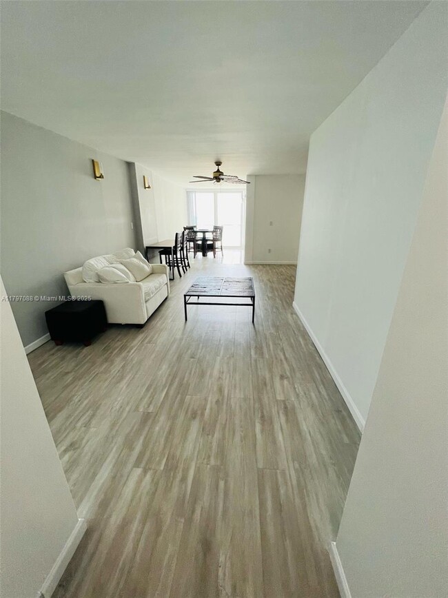 Foto del edificio - 6450 Collins Ave