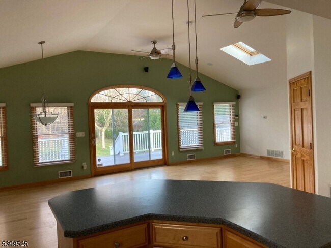 Foto del edificio - 598 Saddle River Rd