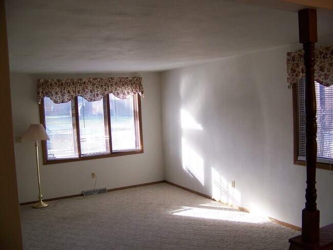 Foto del edificio - 914 E Windfield Pl