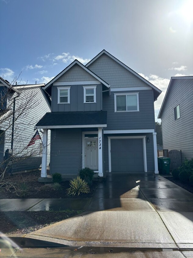 Primary Photo - Newer 2 Story Home in Newberg