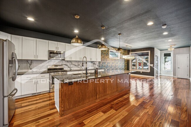 Building Photo - Spacious 5-Bedroom Home with Luxury Featur...