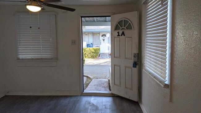 Building Photo - Cozy Studio 1 Bath All Utilities Paid Sect...