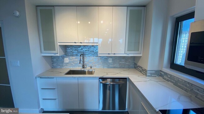 Building Photo - 1420 Locust Street Unit 14R