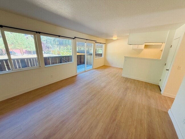 Building Photo - 2 bed 1 bath apartment for rent in South Lake Tahoe