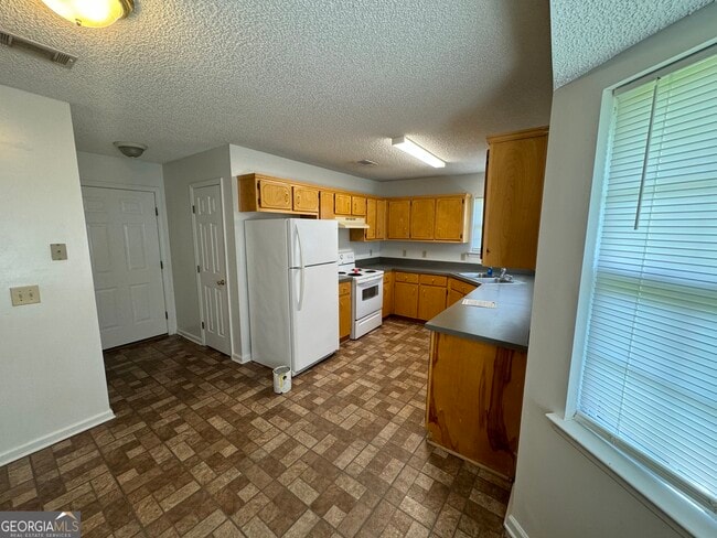 Building Photo - 205 Silver Fox Dr