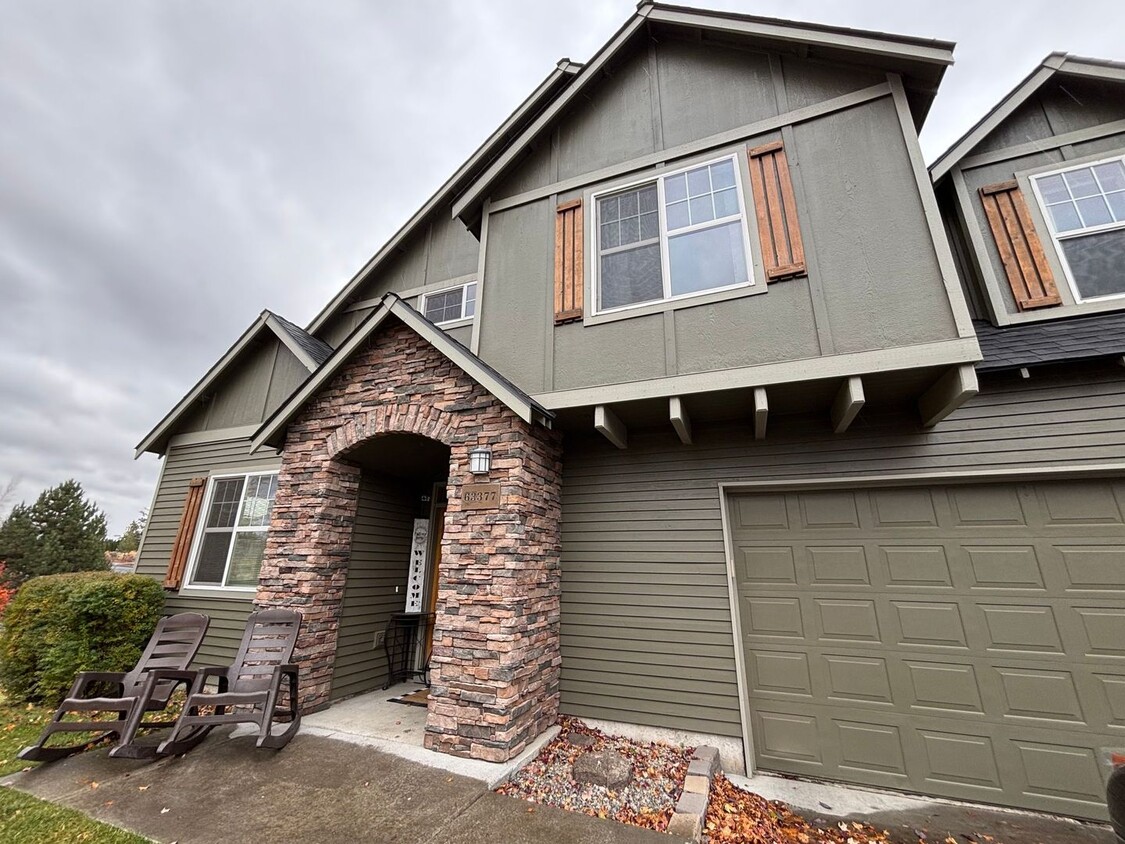 Primary Photo - Beautiful and Spacious 4 Bed/2.5 Bath Home...