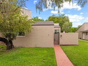 Building Photo - 9133 Fontainebleau Blvd
