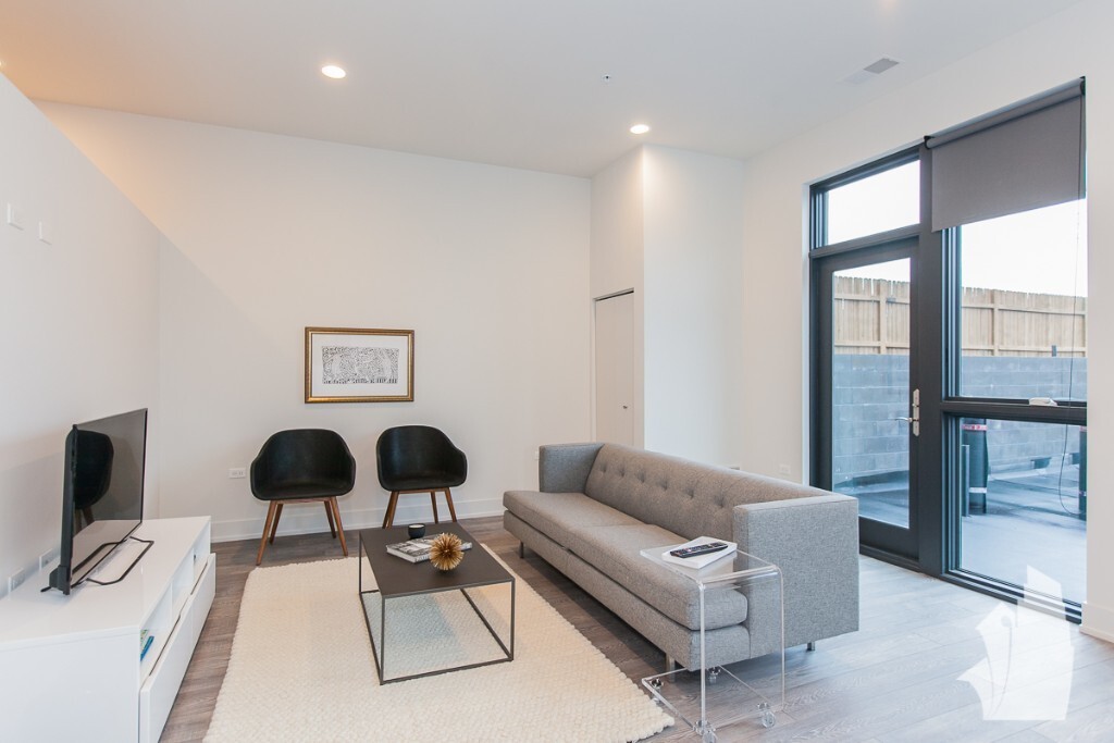 Building Photo - River North One Bed W/Terrace