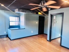 Building Photo - 922 Western Ave