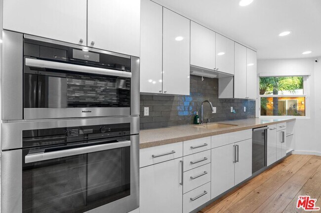 Foto del edificio - 4136 Greenbush Ave