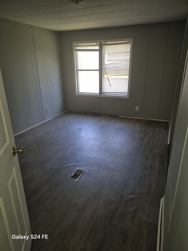 Building Photo - 2 Bed Home