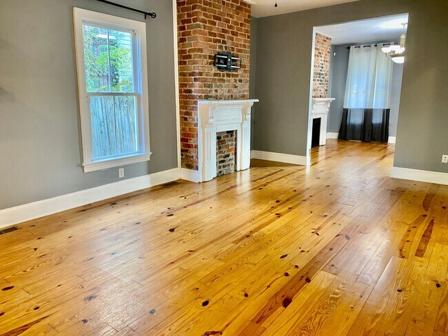 Building Photo - Church Hill home with tons of Historic Cha...