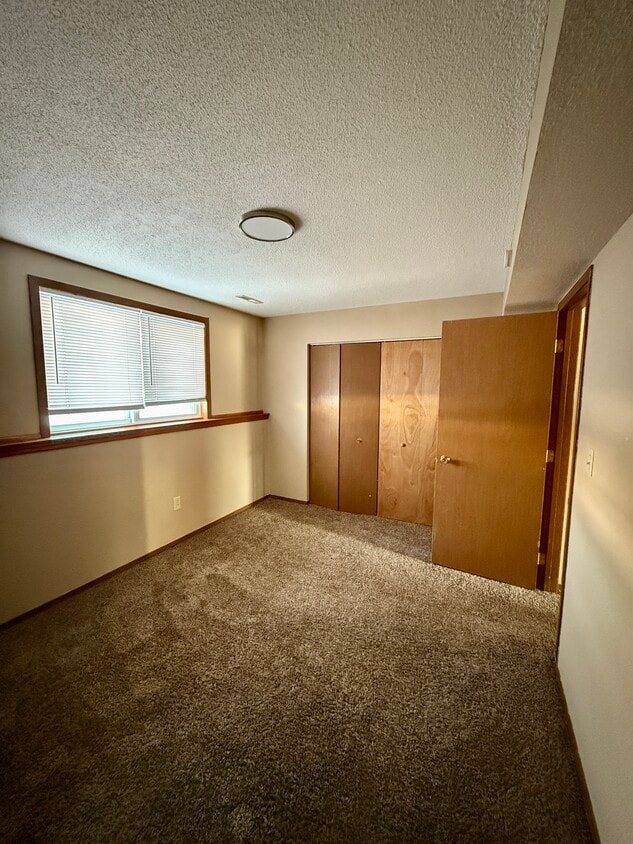 Building Photo - 1018 Castlewood Dr