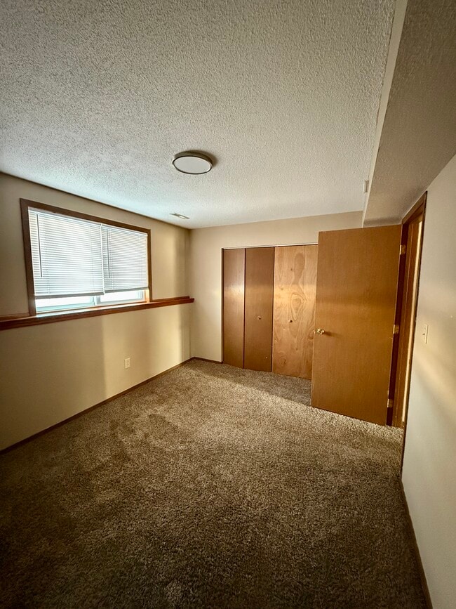 Building Photo - 1014 Castlewood Dr