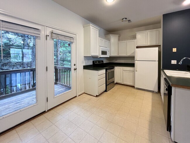 Foto del edificio - 3BD/2.5BA Townhouse - Hydraulic Rd.