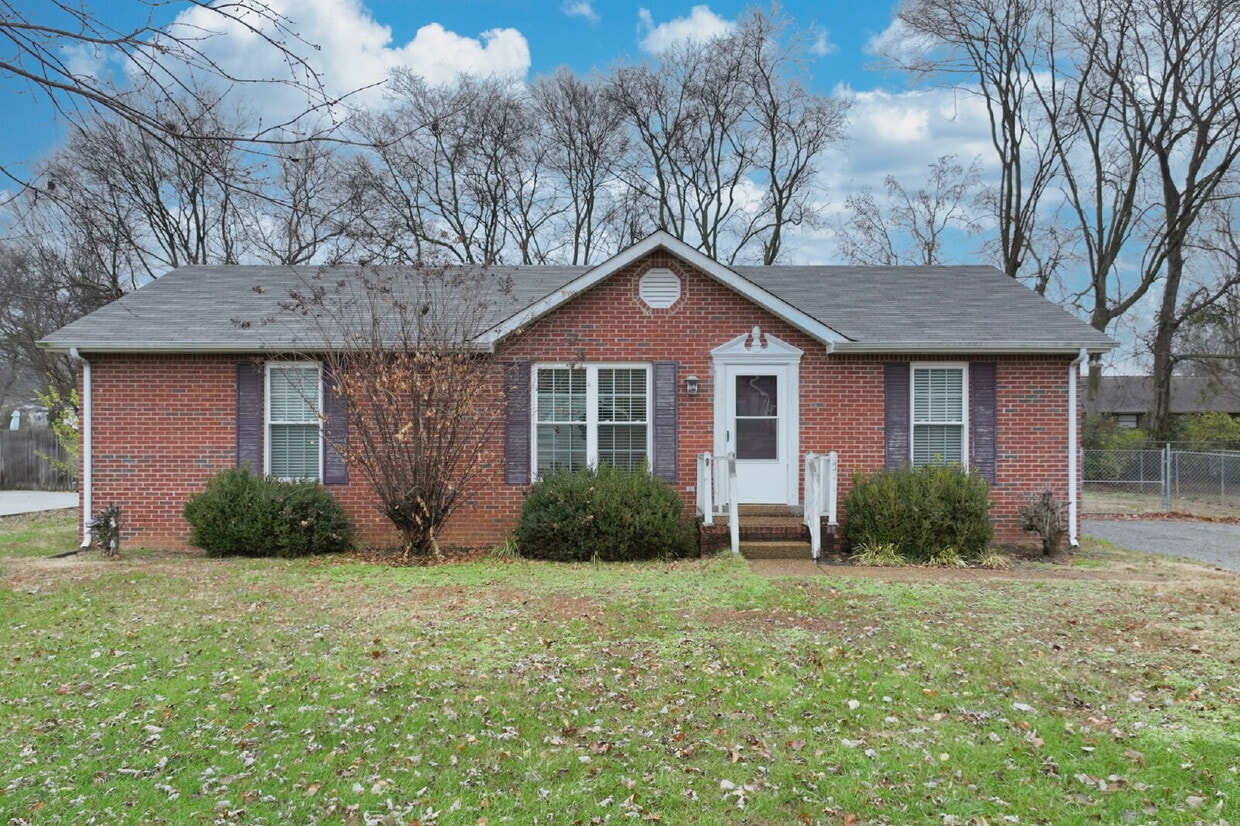 Foto principal - WALKABLE LOCATION! Modern 3 Bed Home Minutes from Downtown Gallatin