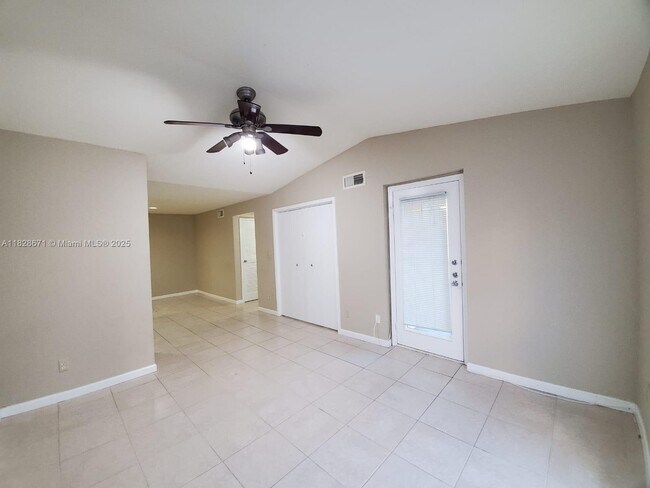Foto del edificio - 833 Riverside Dr