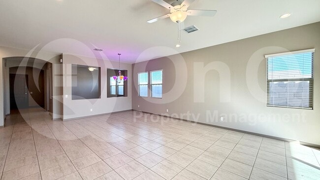 Building Photo - 2961 Santa Fe Dr