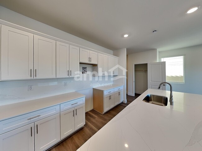 Building Photo - 7786 Hickory King Ave