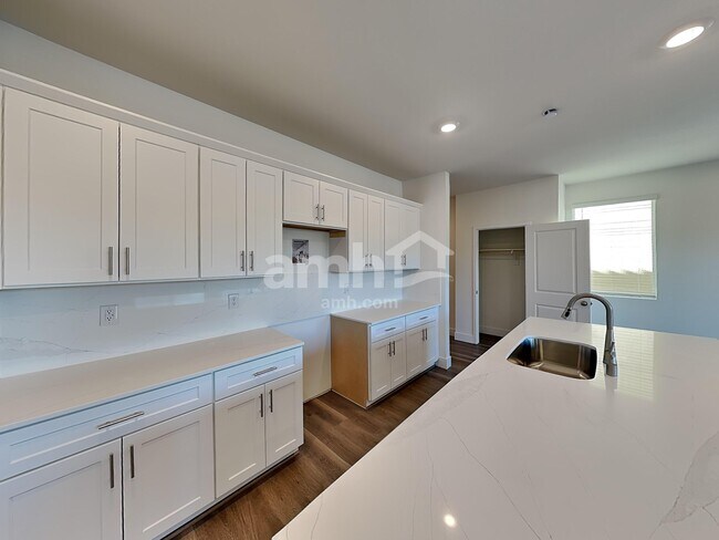 Foto del edificio - 7786 Hickory King Ave