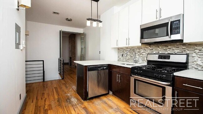 Foto del edificio - Gut-Renovated 3BR + Massive Finished Basement | Backyard, Laundry & HVAC | Bushwick
